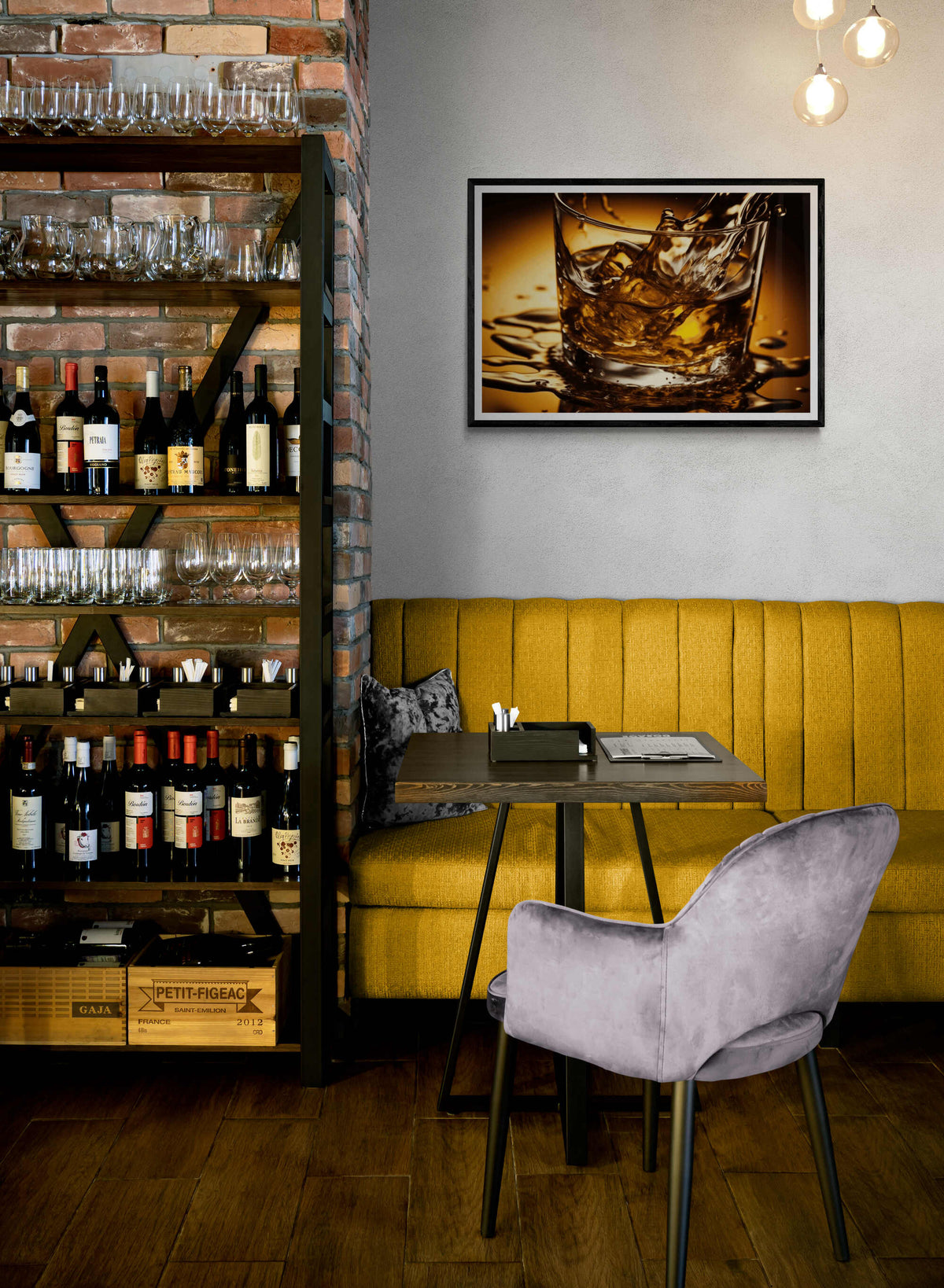 Vaso de Whiskey Spotlight en un interior