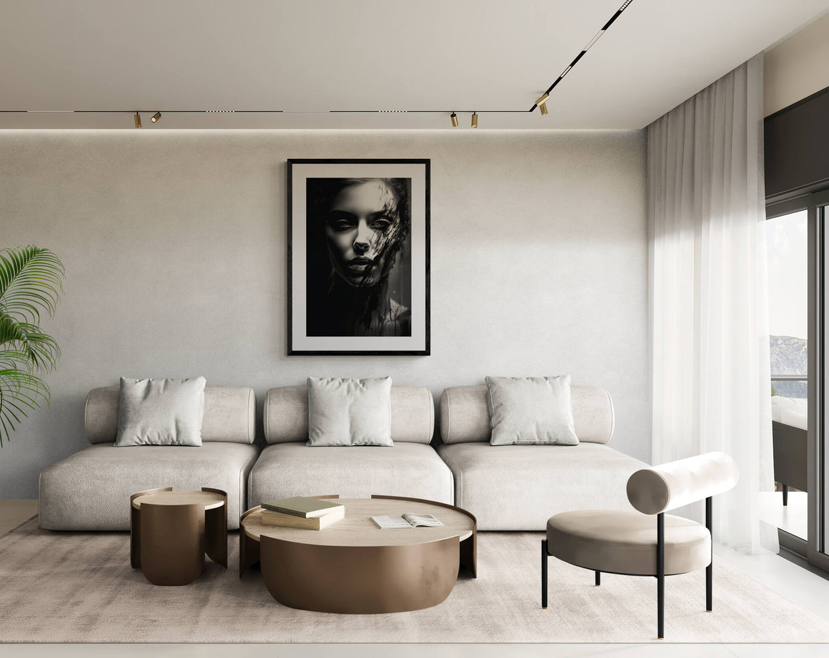 Mujer en Blanco y Negro en un interior