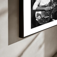 Niall Horan Schwarz-Weiß im Interieur (8)