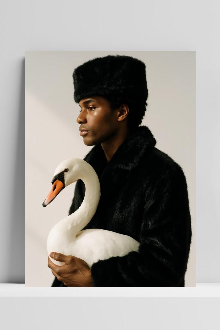 Man Swan Fashion Fur Coat im Interieur