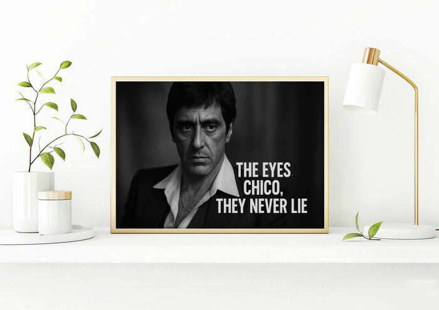 The Eyes Never Lie Text Tony Montana Scarface B&W poster sfeerbeeld 2