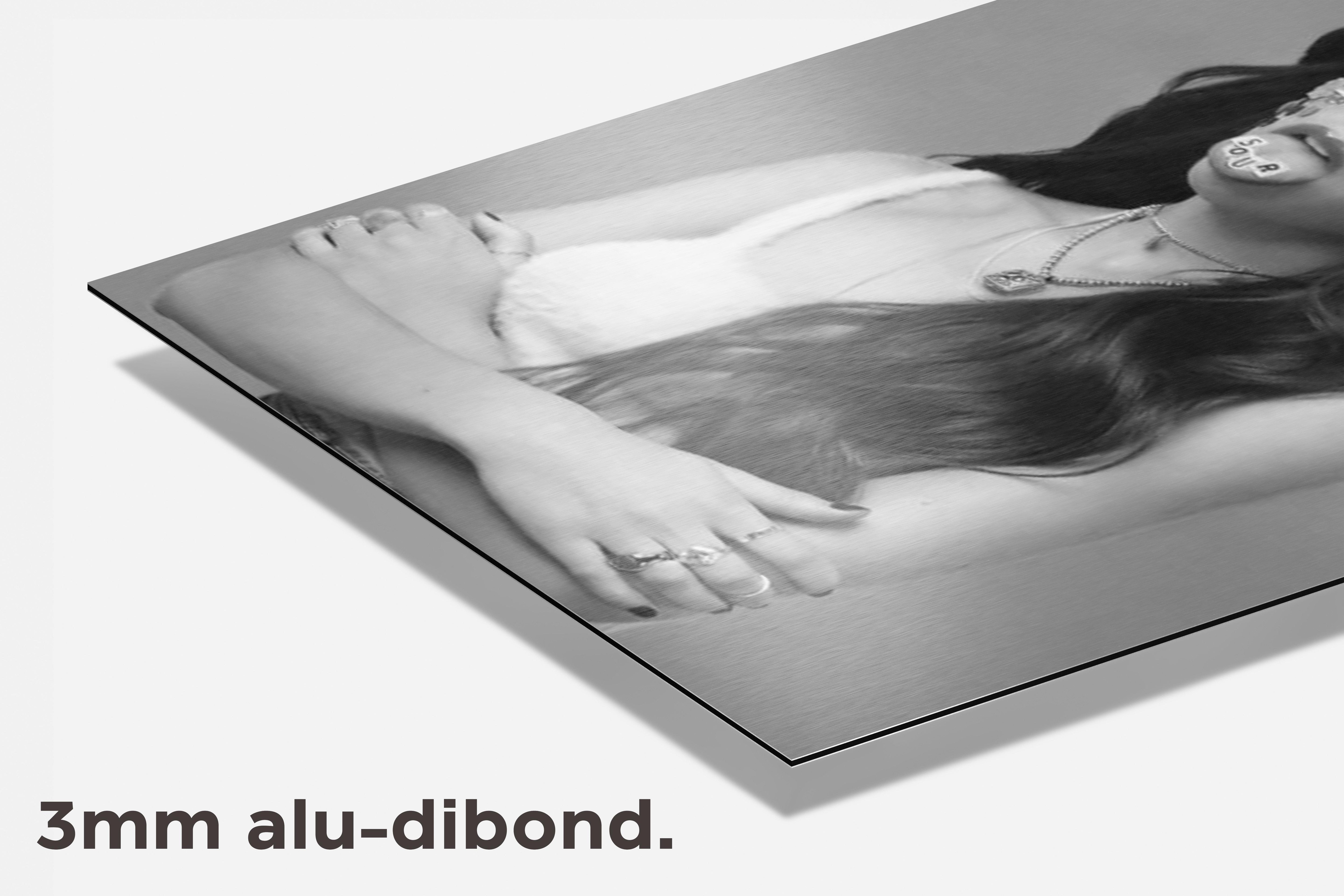 Olivia Rodrigo Zwart Wit dibond detail