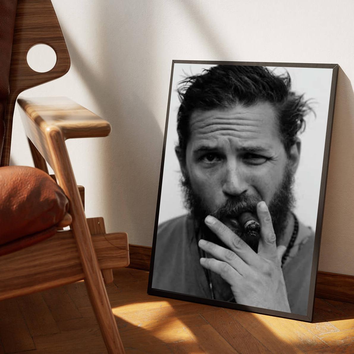 Tom Hardy Cigar B&W poster sfeerbeeld 1