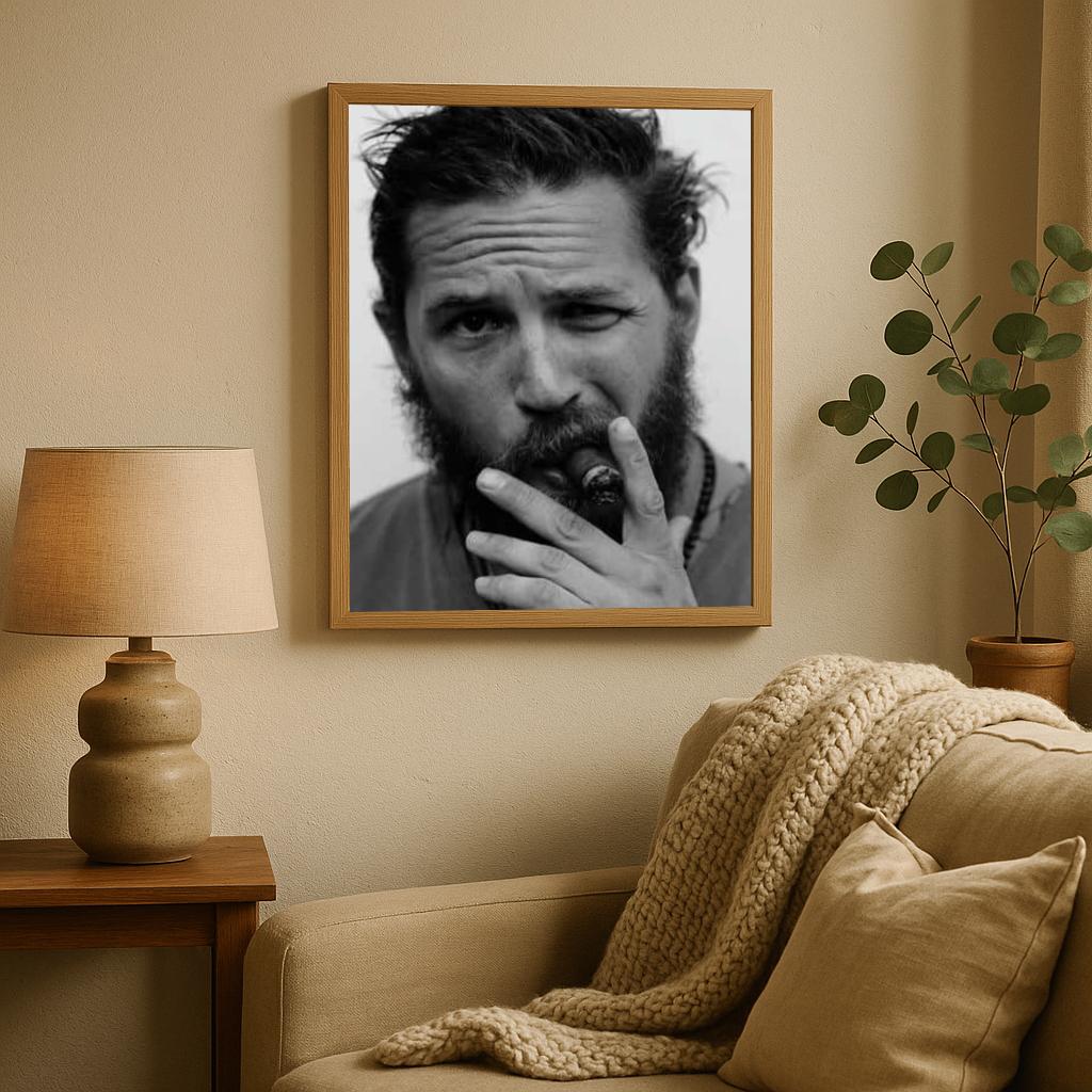 Tom Hardy Cigar B&W poster sfeerbeeld 2