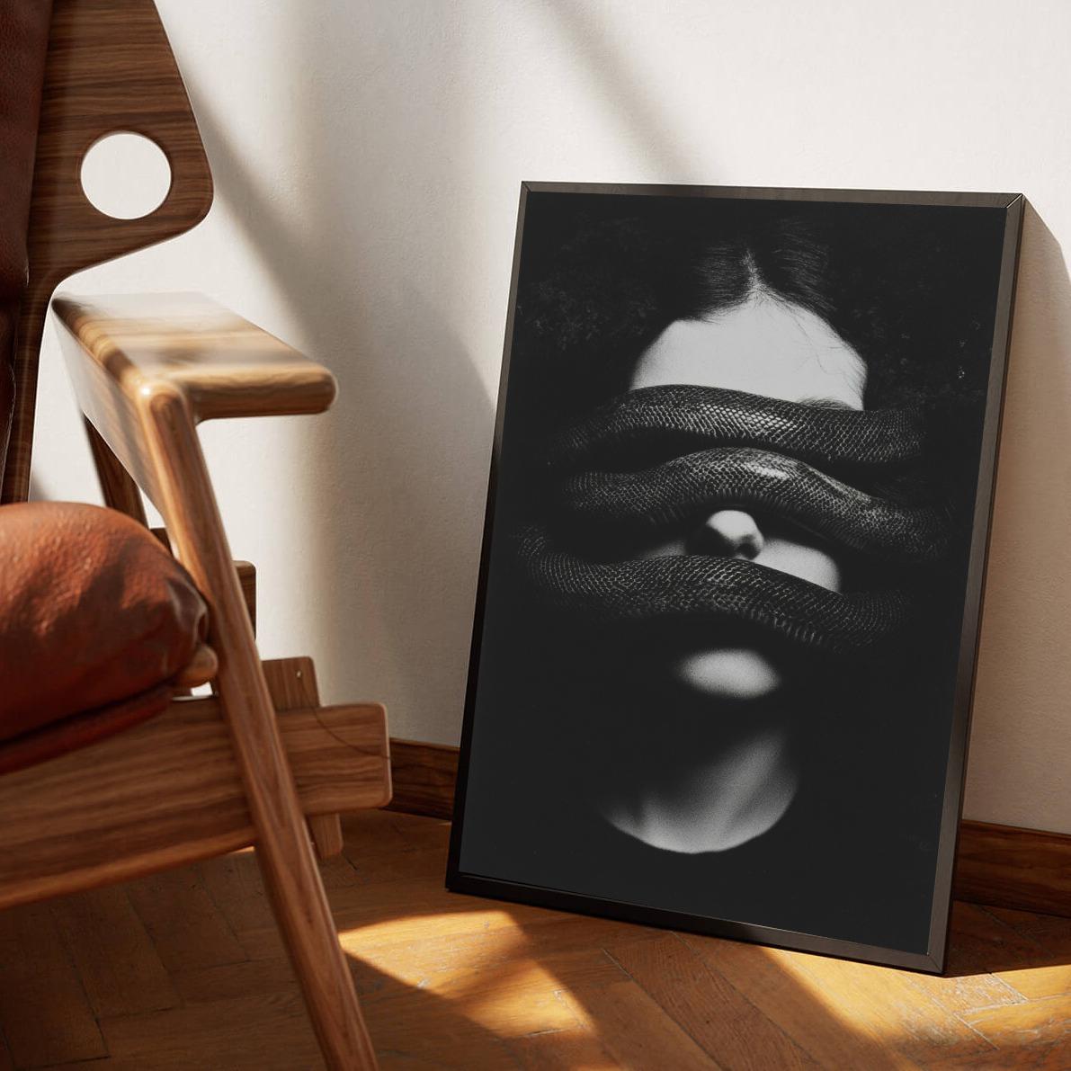 Snake Blindfold Zwart-Wit dans un intérieur