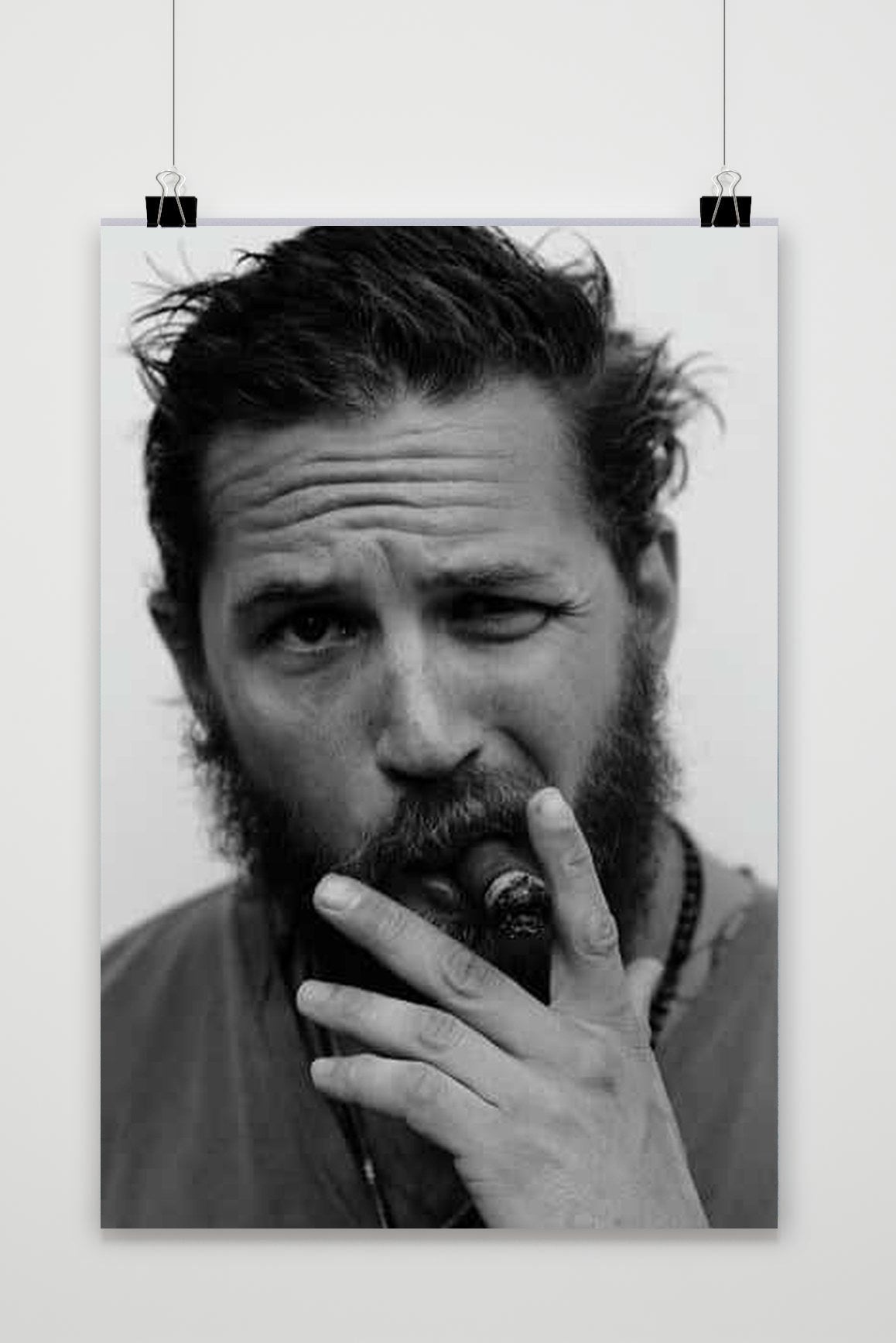 Póster Tom Hardy Cigar Blanco y Negro de 25 Artstreet
