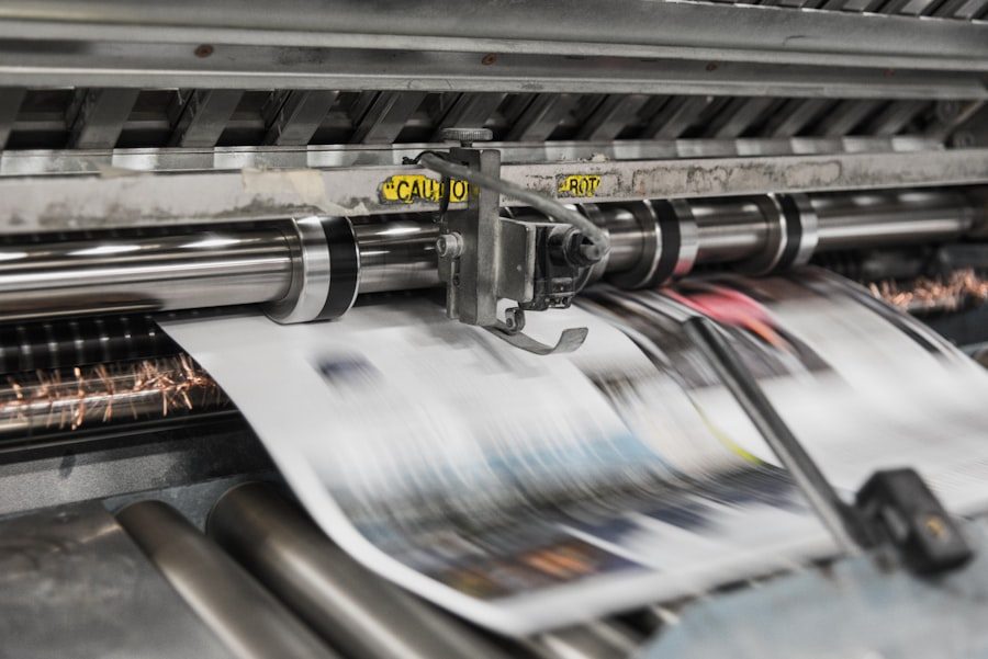 Een grote printmachine drukt posters in onze Nederlandse studio.